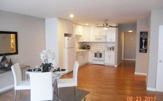Building Photo - 1425 Lakeside Dr