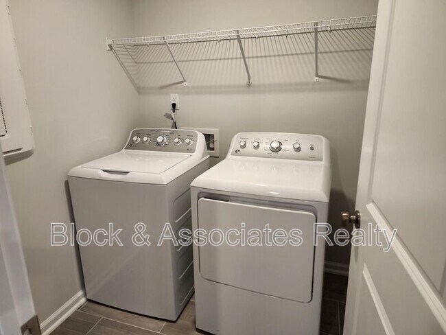 Building Photo - 330 Deercroft Dr