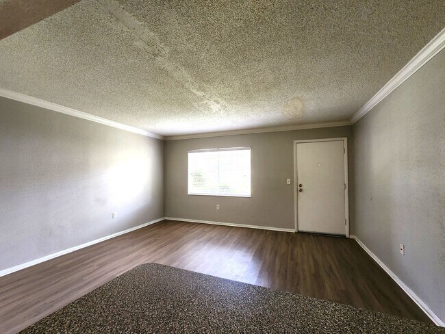 Building Photo - Ground Floor Unit; Tile/Laminate Flooring;...