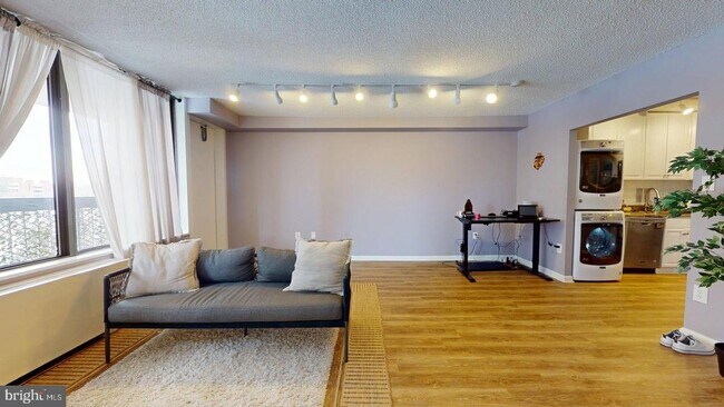 Foto del edificio - 3701 S George Mason Dr