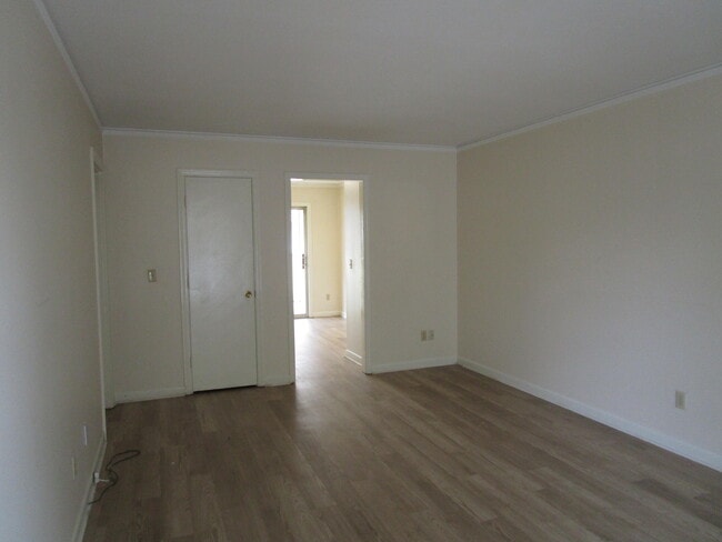 Building Photo - 111 Willow Dr