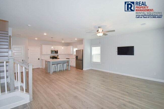 Foto del edificio - Beautiful, modern 4 bdrm home with attache...