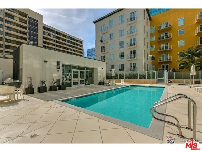 Foto del edificio - 645 W 9th St