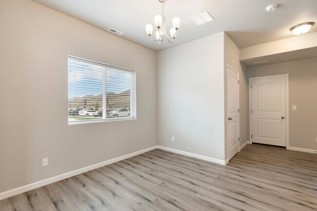 Building Photo - 875 Petra Heights