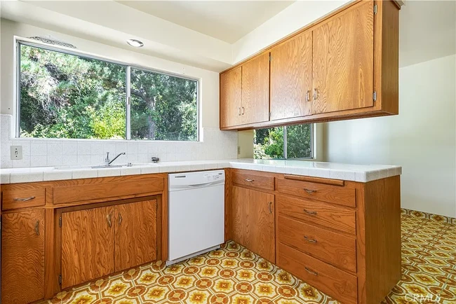 Kitchen before new floors/faucet/dishwasher - 679 Rancho Dr