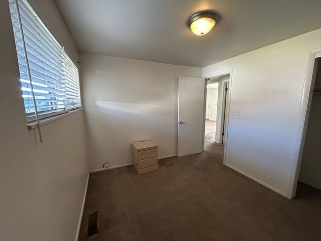 Building Photo - Crestview 2 Bedroom Apartment with mountain views