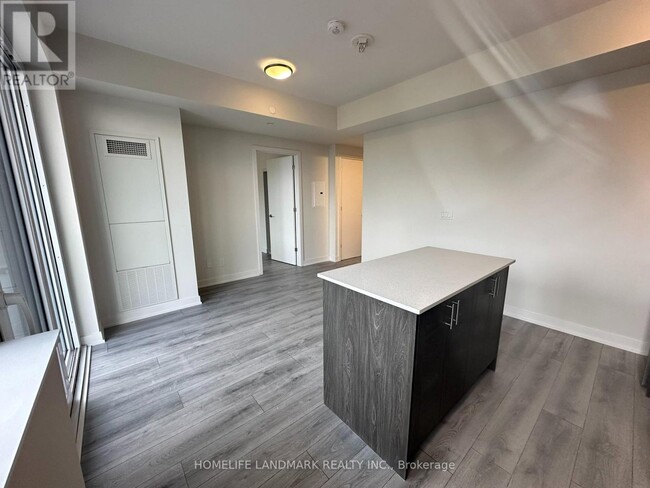 Photo du bâtiment - 15-1515 Ellerslie Ave