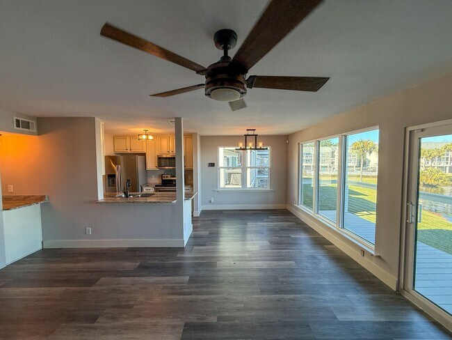 Foto del edificio - Completely renovated 2 bedroom 2 bath waterfront condo for rent near Pensacola Beach!