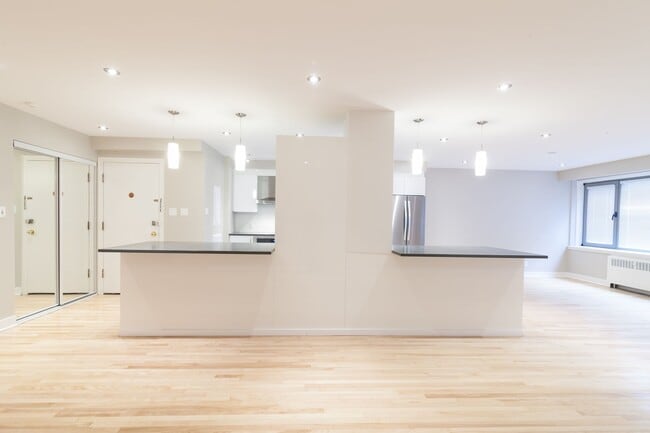 Building Photo - 3495 Rue de la Montagne