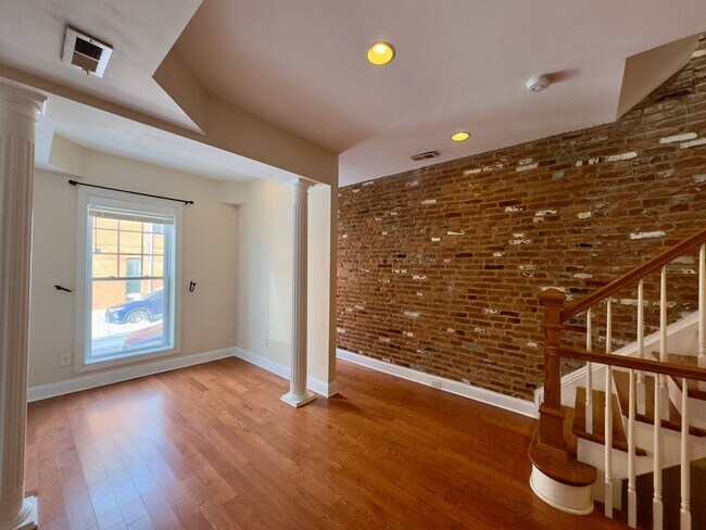 Foto del edificio - Charming 2 Bedroom/3.5 Bathroom Townhome in Canton, MD!