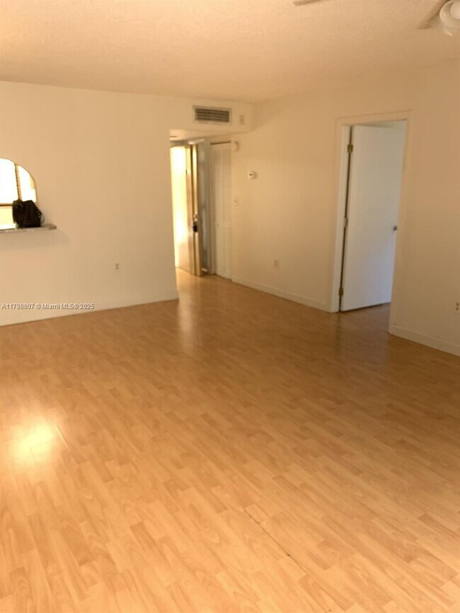 Foto del edificio - 8075 SW 107th Ave