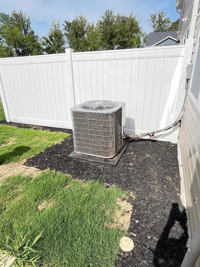Building Photo - 1112 Broholmer Ln