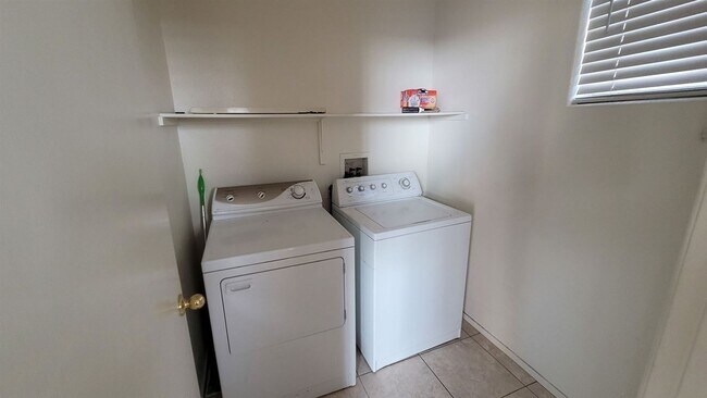 Foto del edificio - 3 br, 2.5 bath House - 6824 Frances Celia Ave