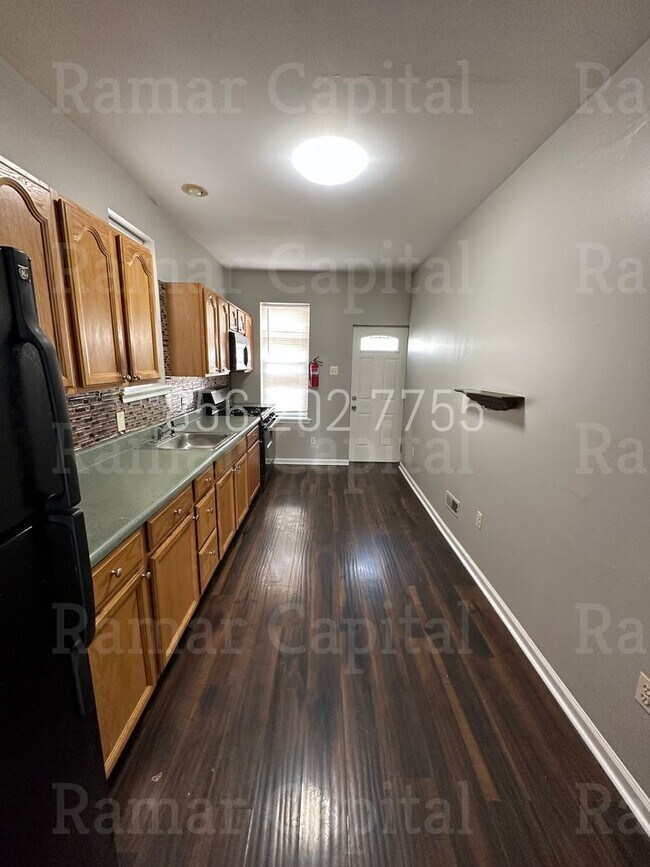 Foto del edificio - Spacious 3BR Row House with 1.5 bathroom, ...