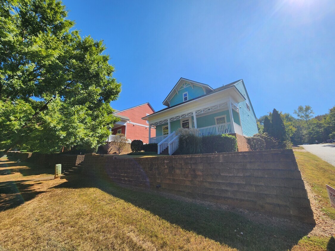 Building Photo - 2080 Lakeside Dr