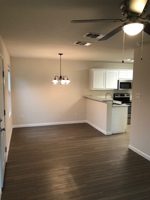 Building Photo - 1611 N Navidad St