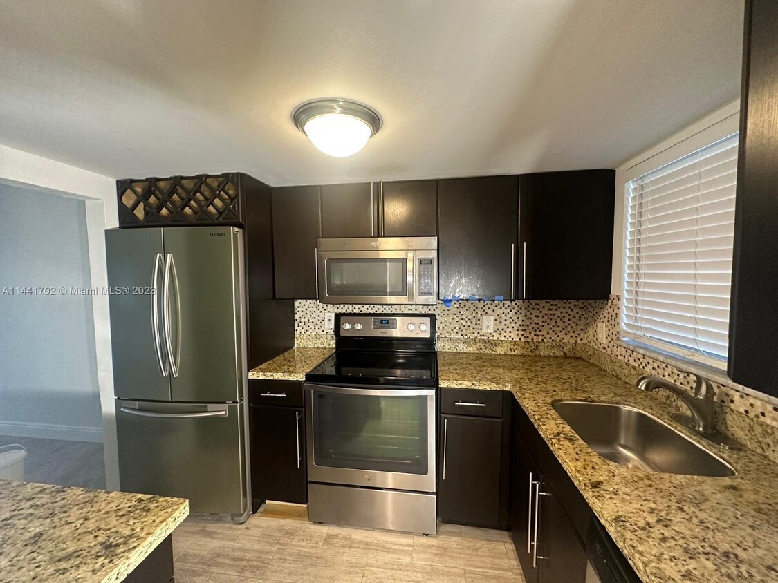 Foto principal - 1630 Embassy Dr
