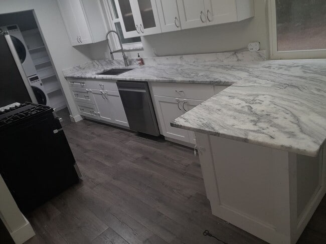 Foto del edificio - 4085 Pier Station Rd E