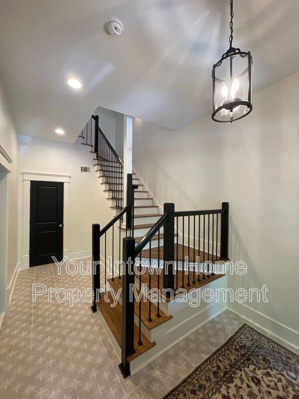 Building Photo - 1867 Gordon Manor NE