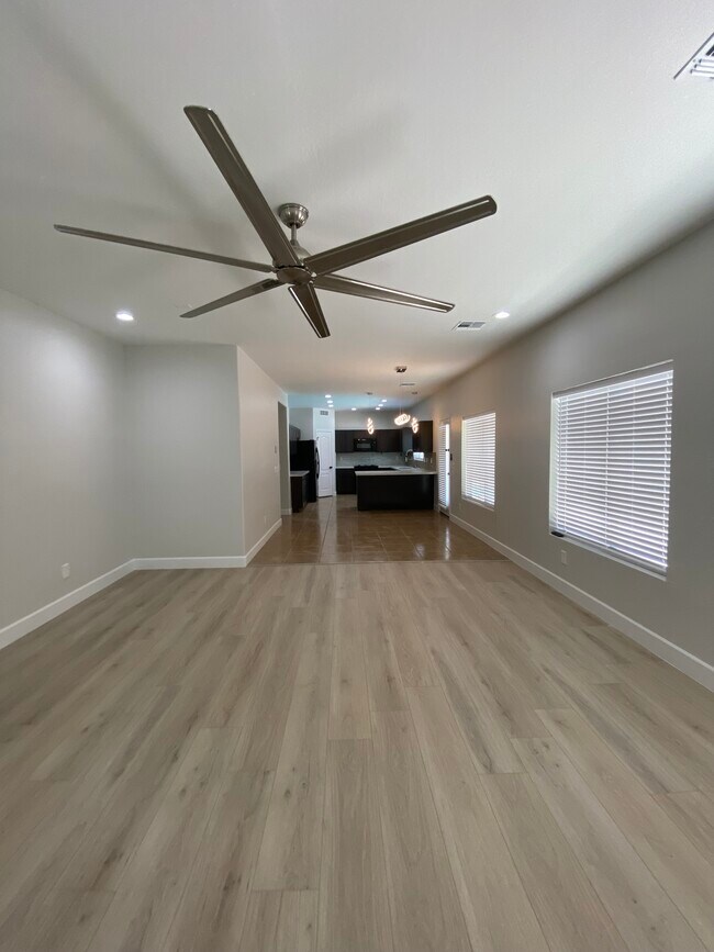 Building Photo - 4909 E Colonial Dr