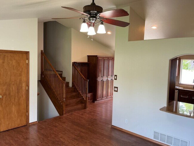 Building Photo - Beautiful home in desirable Hunter's Glen ...