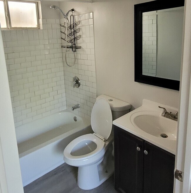 Baño - 1356 Neola St