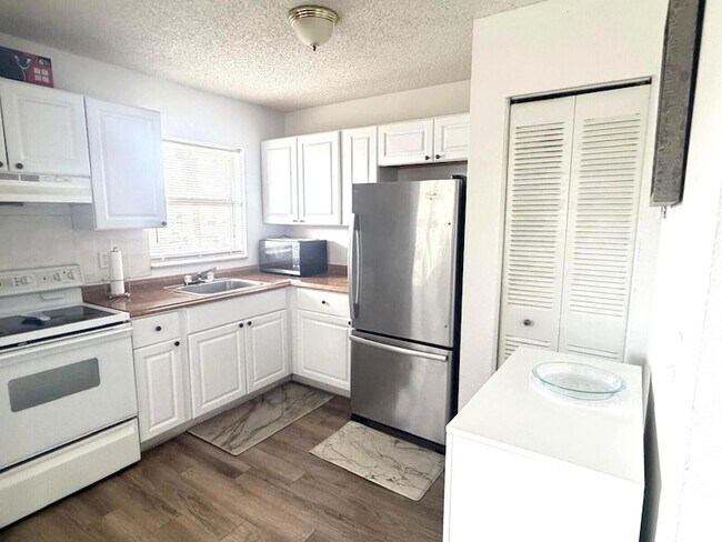 Foto del edificio - 406 Lakeside Dr