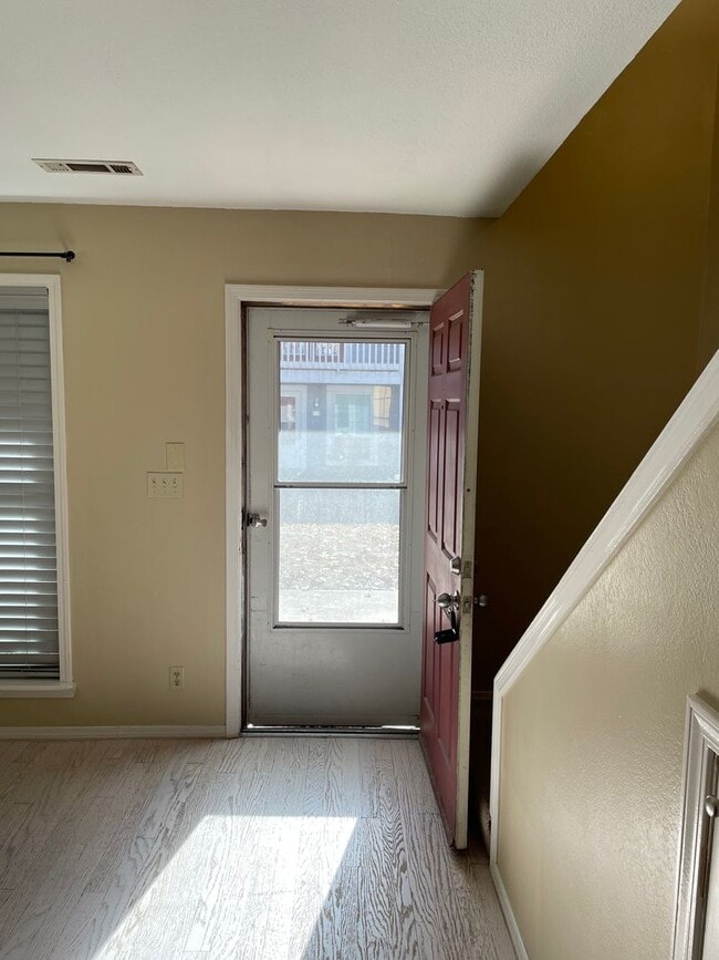 Building Photo - Darling 1 Bed, 1.5 Bath Townhouse with sma...