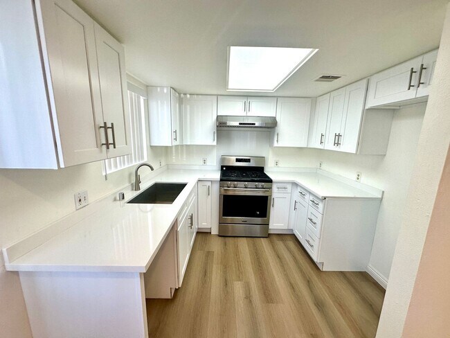 Foto del edificio - HUGGGEE UNIT. CENTRAL A/C, 2bd/1.5baths with parking. This unit is SUMMER READY!