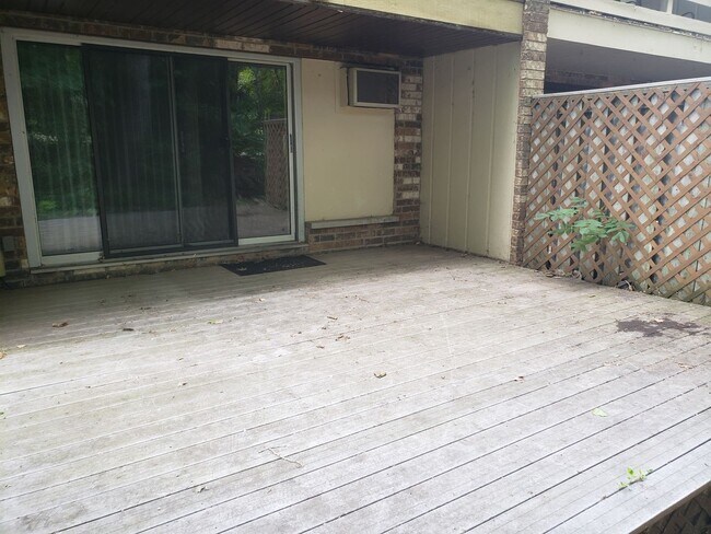 Foto del edificio - Comfortable 2-Bedroom Condo Near Lake Minnetonka – Private Deck & Resort-Style Amenities