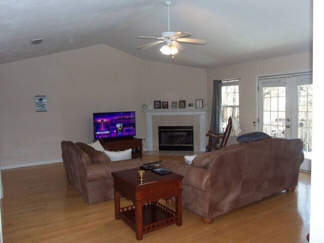 Foto del edificio - 3bedrooms 2baths 2 car garage in Centervil...