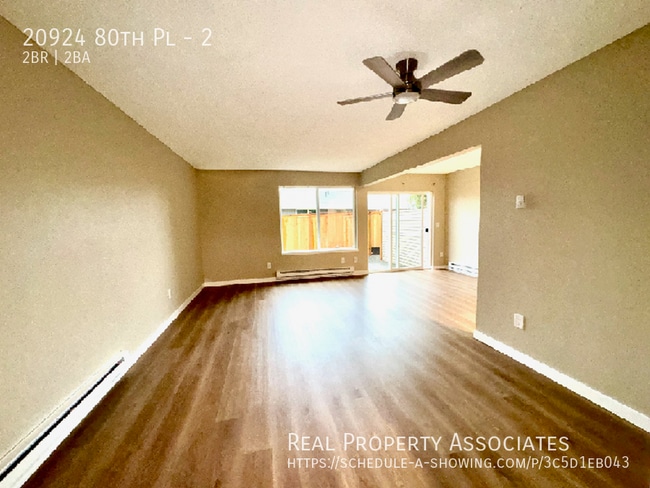 Building Photo - Large Updated 2 Bedroom 1.5 Bath Townhome ...