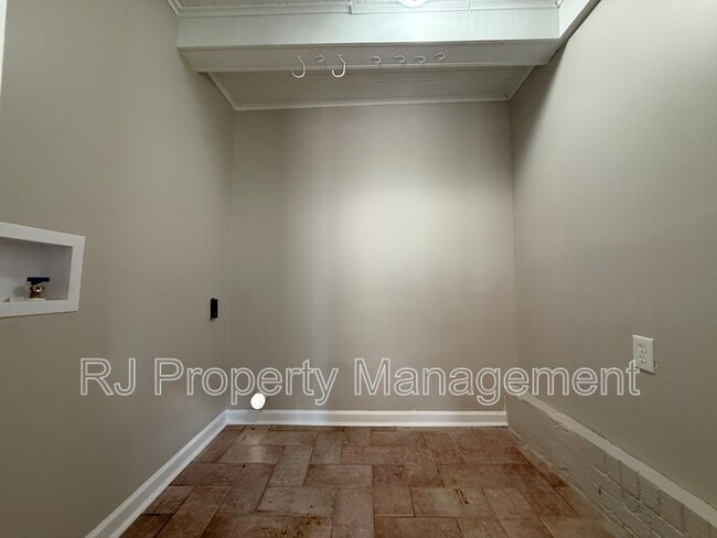 Building Photo - 3215 Barron Ave