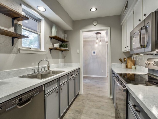 Building Photo - 10534 Stone Canyon Rd