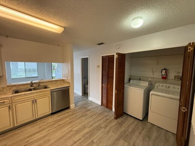 Foto del edificio - Gorgeous, Completely Remodeled 2/2.5 Condo in Sandlewood Creek- Winter Park!