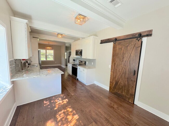 Foto del edificio - 5 BED | 3 BATH | MIDTOWN | CLOSE TO EVERYT...
