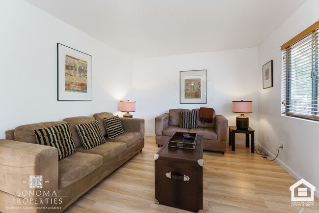 Building Photo - Beautifully Maintained Duplex in Glen Ellen