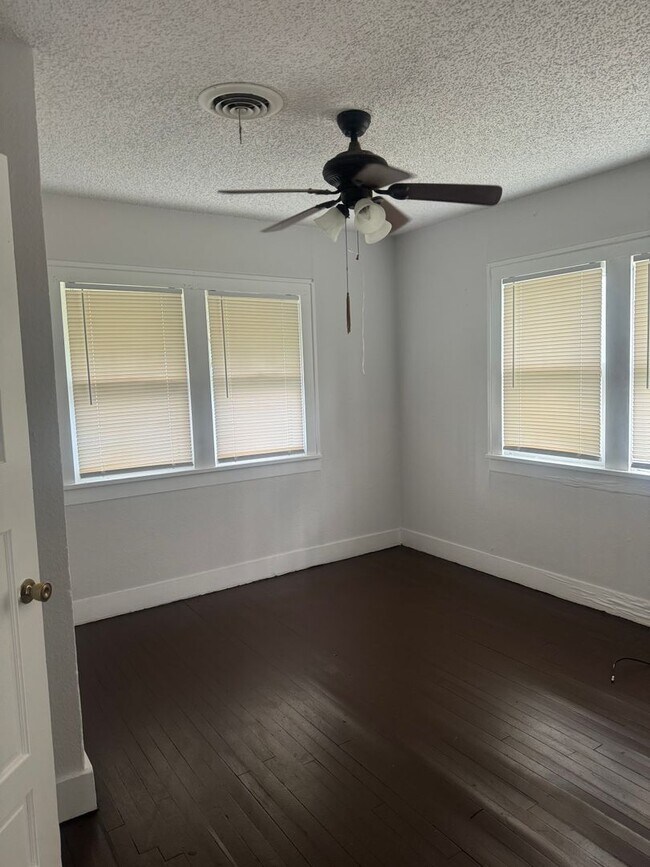 Foto del edificio - large 3bedroom 1 bathroom