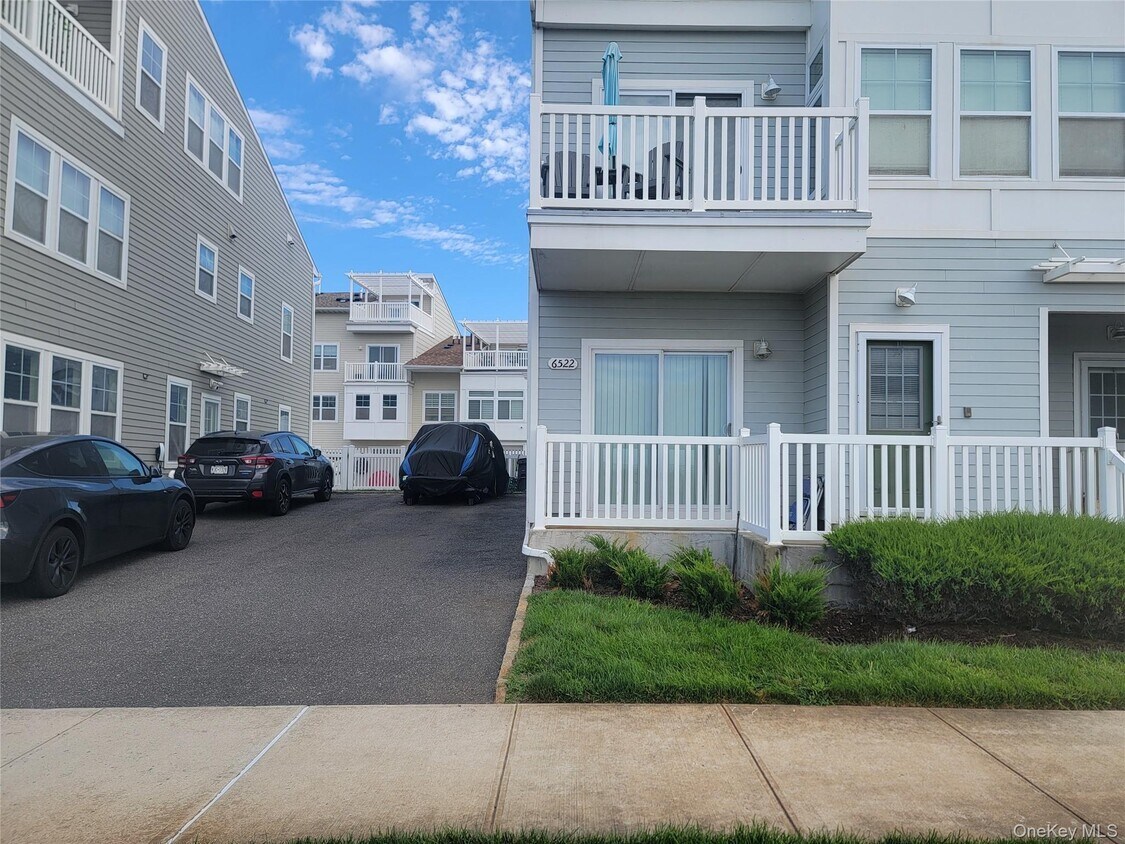 Foto principal - 65-22 Beach Front Rd