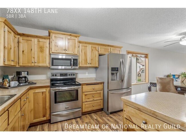 Building Photo - GORGEOUS 5/3 IN AMAZING NEIGHBORHOOD NEAR ...