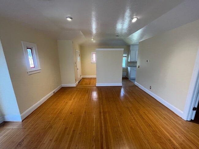Building Photo - Gorgeous, Large 3 Bedroom 3 Bath House**Ya...