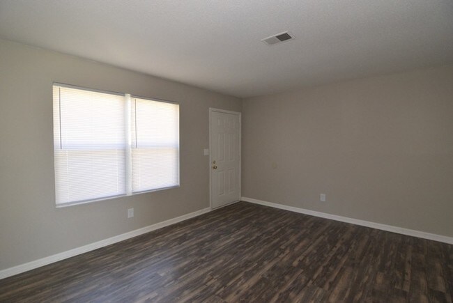 Building Photo - Updated 2 Bedroom Duplex - Pet Friendly!