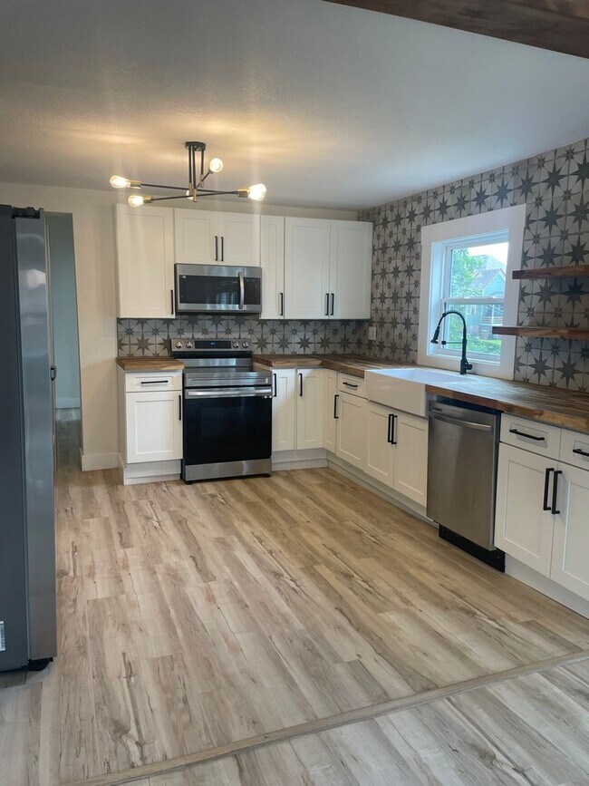Building Photo - Knoxville 37923 - 3 bedroom, 2 bath home -...