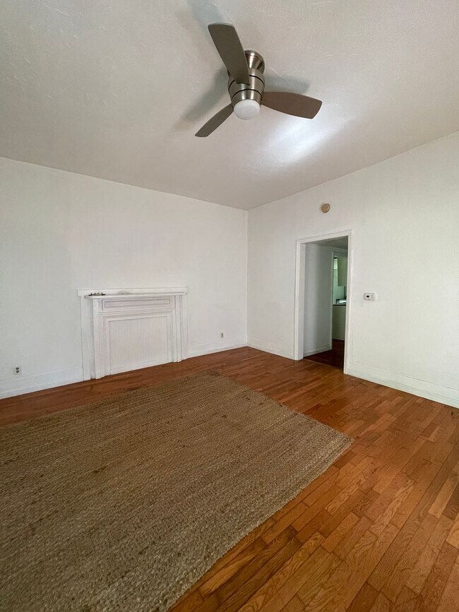 Building Photo - 2 bedroom, 1 bath house in Columbia!