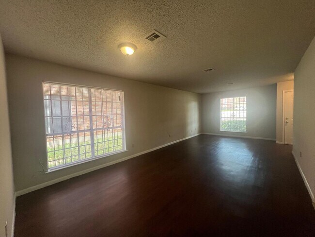 Foto del edificio - 6517 Dunn Dr