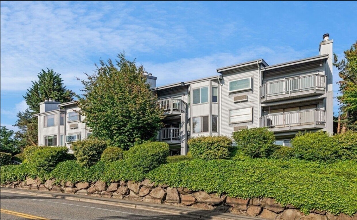 Foto principal - Renovated 2 Bed Kirkland Condo in Salishan...