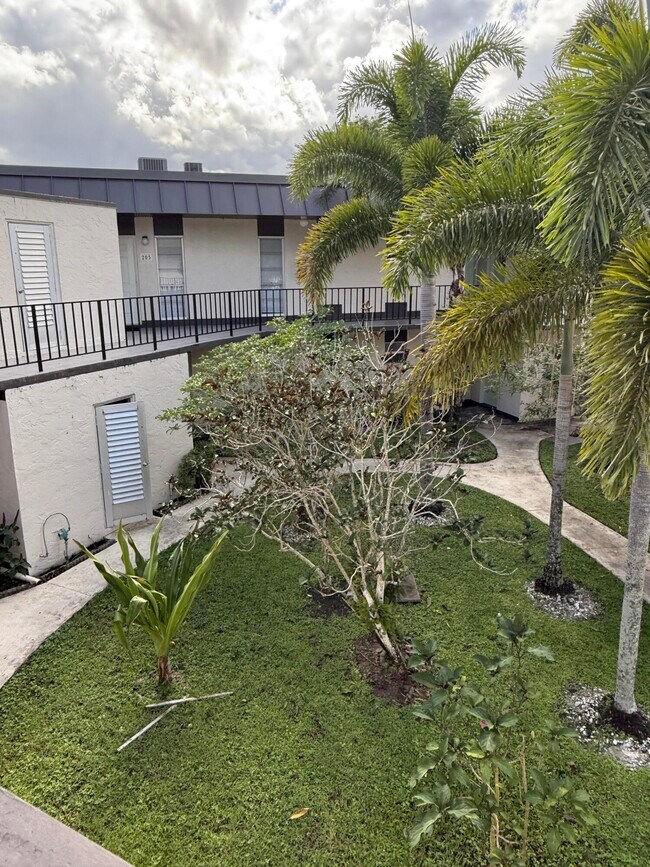 Foto del edificio - 1 W Greenway Dr