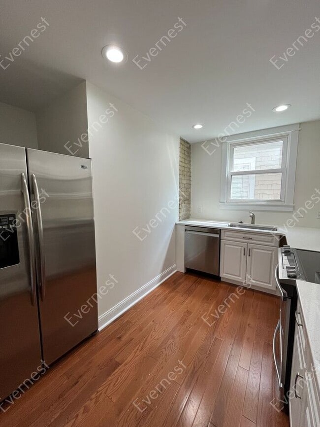 Building Photo - Charming 2-Bedroom Home with Modern Amenit...