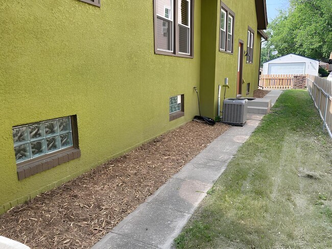 Side of House - 2914 Golden Valley Rd