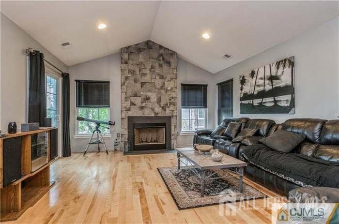Primary Photo - 115 Chariot Ct